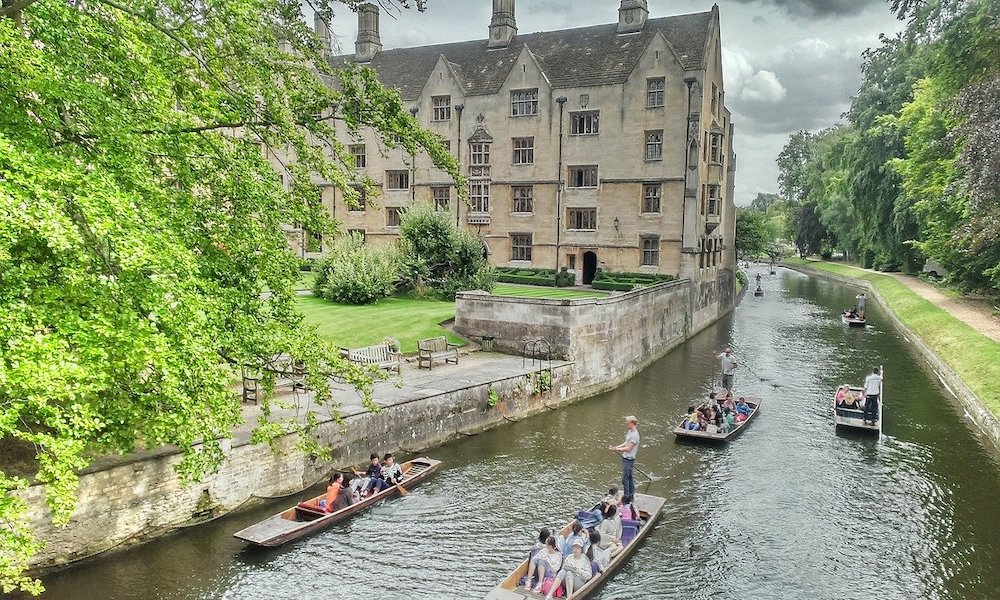 Image: Cambridge University - punting on the river